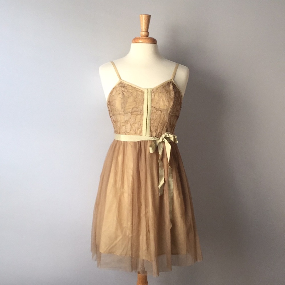 Light and Feminine Short Spring/Summer Dress - Picture 1 of 7